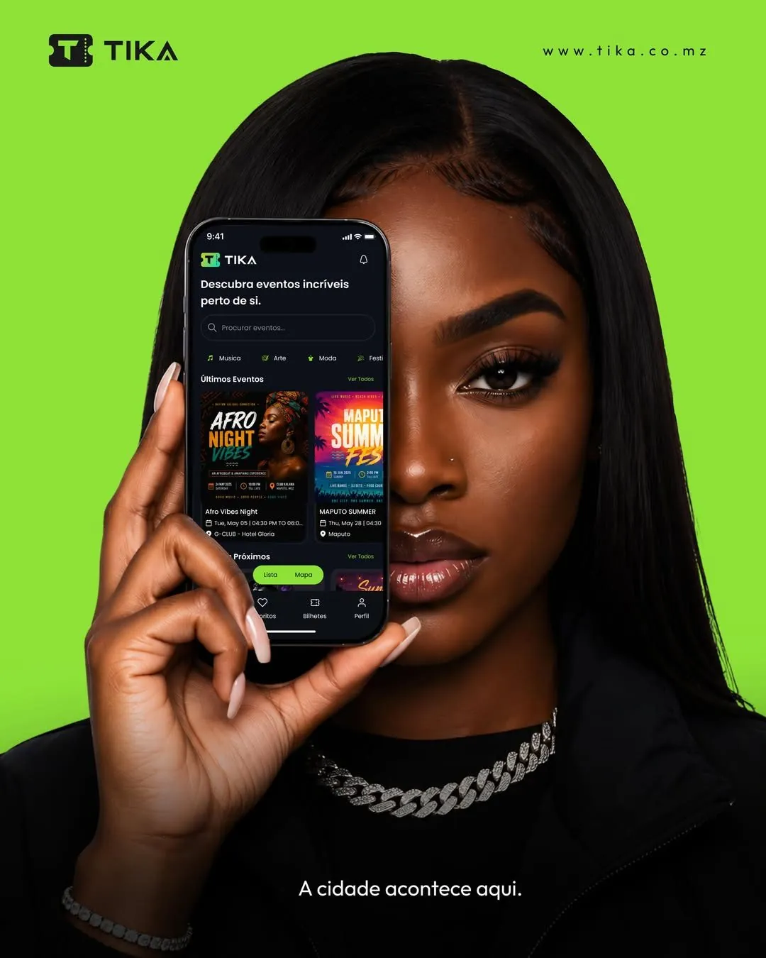 Campanha TIKA: mulher segura a app aberta no ecrã inicial, com o lema “A cidade acontece aqui.”